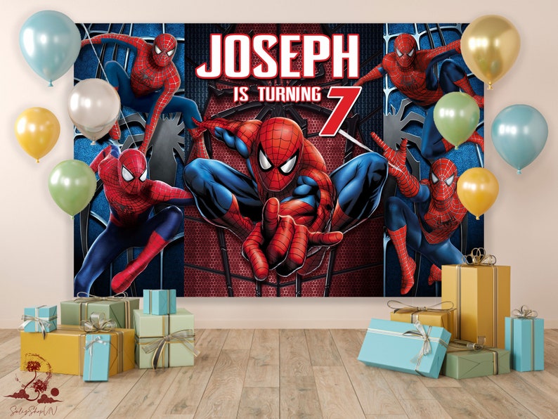Może przedstawiać: Czerwono-niebieskie tło urodzinowe Spidermana z wzorem pajęczyny. Tło zawiera tekst "Joseph kończy 7 lat".