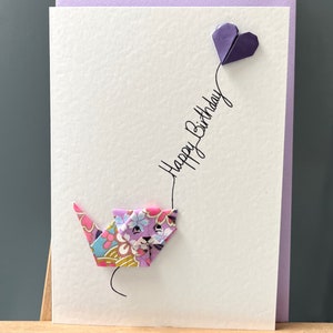 Handgefertigte Grußkarte Origami Katze Flieder und lila Herz Luftballon 'Happy Birthday'