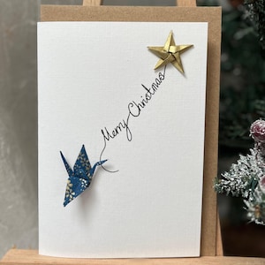 Handgemachte Weihnachtskarte Origami Kranich , blaues japanisches Yuzen Papier und festlicher Origami Goldstern Einzigartiges Feiertagsdesign für jemand besonderen