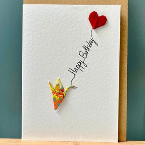 Carte de voeux faite main en origami avec grue turquoise, motif feuilles d'érable et ballon coeur « Happy Birthday »