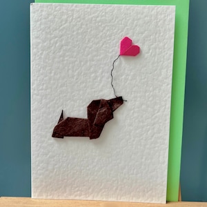 Handgemachte Grußkarte: Origami Dackel Hund dunkelbraun mit rosa Herz Luftballon