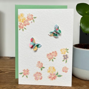 Carte de voeux en origami faite main avec des papillons et des fleurs : parfaite pour les anniversaires, les anniversaires et les cartes de remerciement