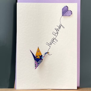 Handgefertigte Grußkarte Origami lila Kranich und Herzballon 'Happy Birthday'