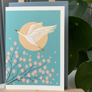Grußkarte Japanischer Kranich fliegt über einen Sakura-Baum, Vollmond, bedruckt A6 Geburtstag, Danke, nur eine Notiz