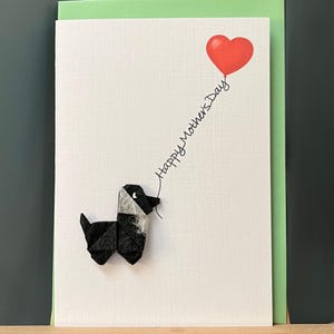 Handgemachte Muttertagskarte niedlicher Origami stehender Schwarzweiss-Hund und roter Herzballon strukturiertes Maulbeerpapier für Hundeliebhaber A6