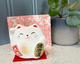Maneki Neko japonais chat porte-bonheur blanc pour une bonne santé avec tapis et présentoir. Feng Shui.