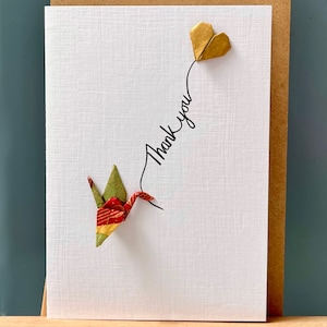 Carte de remerciement faite main - Grue en origami, bordeaux, ballon coeur doré - « Merci »