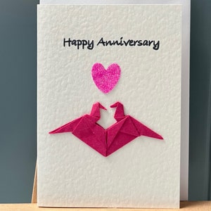 Handgemachte Origami Karte mit Kranichen Paar in Herz Formation