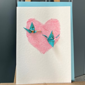 Grußkarte Handgemachte Origami türkise Kraniche mit japanischem Maulbeerpapier Herz rosa