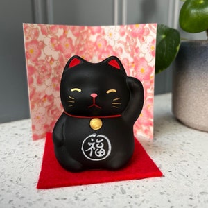 Adorable petit chat porte-bonheur noir japonais Maneki Neko à protéger avec carte de visite