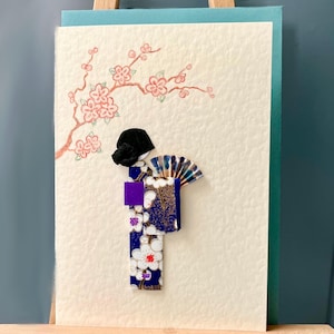 Carte faite main origami kimono japonais Geisha avec éventail, papier Yuzen Washi bleu, motif fleurs de cerisier