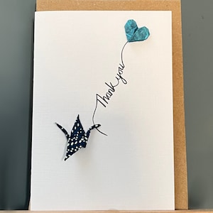 Handgemachte Dankeskarte - Origami Kranich, blau weiß, blauer Herzballon - 'Thank you'