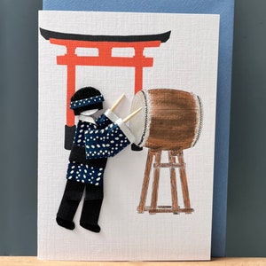 Carte faite main : batteur japonais traditionnel en origami avec tambour taiko, odaiko et portail torii