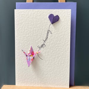 Carte d'anniversaire faite main - grue en origami, fleur mauve et ballon coeur violet - « Joyeux anniversaire » pour quelqu'un de spécial
