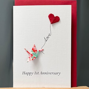 Handgemachte Karte zum 1. Jahrestag Origami Kranich & roter Herzballon 'Love' Japanisches Yuzen-Papier Anpassbar A6 für jemand Besonderen