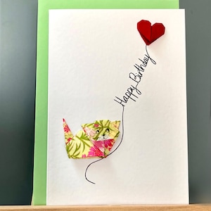 Carte de voeux faite main en origami chat, ballon coeur jaune et rouge « Happy Birthday »