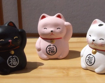 Adorables petits chats porte-bonheur japonais Maneki Neko, lot de trois