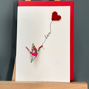 Carte de voeux faite main en origami avec grue et ballon coeur rouge « Love »