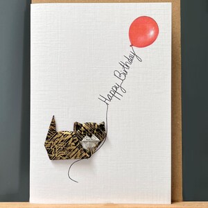 Carte d'anniversaire faite main origami chat calicot tigré et ballon rouge papier japonais Yuzen bambou noir et or pour les amoureux des chats A6