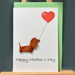 Carte de fête des mères faite main, mignon chien teckel en origami marron clair avec ballon coeur rouge, papier mûrier pour les amoureux des chiens A6