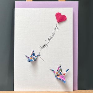 Handgemachte Glückwunschkarte zum 1. Jahrestag mit 2 Origami Kranichen und rotem Herz Luftballon Jubiläum aus japanischem Yuzen Papier