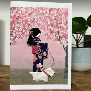 Carte de voeux faite main en origami japonais traditionnel Geisha Kimono violet promenant un chien Westie
