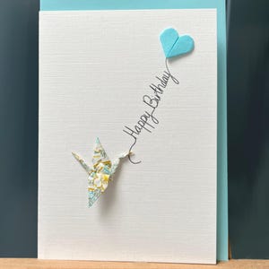 Geburtstagskarte Origami Kranich handgemacht, aus japanischem Chiyogami Papier, blau gelb geblümt, Luftballon himmelblau für jemand besonderen, A6 größe