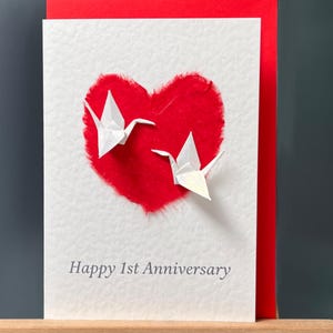 Happy 1st, Jubiläumskarte Handgemachte Origami Kraniche mit japanischem Maulbeerpapier Herz rot für Ihren besonderen Anlass A6