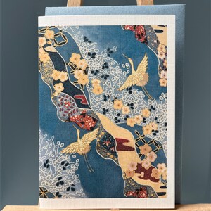 Glückwunschkarte ein Kranichpaar über Blumenfluss blau