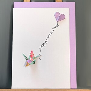 Muttertagskarte Origami Kranich handgemachtes japanisches Chiyogami Yuzen Papier weich seegrün Blumenorigami lila lila Herz Maulbeerbaumpapier A6