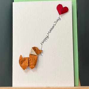 Handgemachte glückliche Mutter Tages Karte Origami stehender brauner Hund und rotes Herz Ballon strukturiertes Maulbeerpapier für Hundeliebhaber