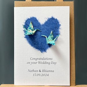 Carte de mariage personnalisable fait main en origami japonais Grues de l'amour, papier Yuzen avec coeur bleu marine, papier mûrier pour une occasion spéciale A6