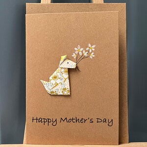 Handgemachte glückliche Mutter Tages Karte niedlicher Origami sitzender weißer Goldhund und Blumen japanisches Chiyogami Yuzen Blumenpapier für Hundeliebhaber A6