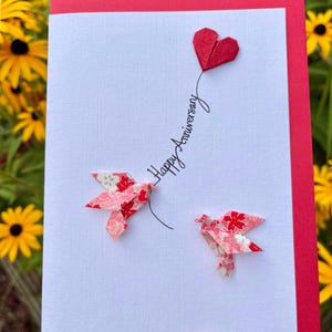 Carte d'anniversaire faite main - Paire de colombes en origami, rose et rouge et ballon coeur rouge romantique en papier Yuzen japonais pour quelqu'un de spécial