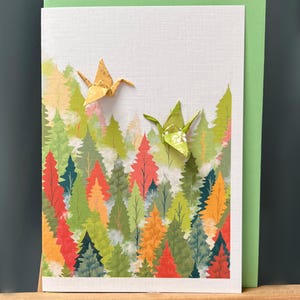 Carte de voeux faite main deux grues en origami au-dessus de la forêt dans la brume Papier japonais Yuzen Anniversaire, anniversaire, occasions spéciales A6
