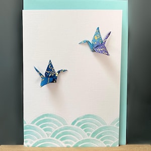 Handgefertigte Grußkarte 2 Origami Kraniche & türkis blaue Wellen japanischer Yuzen blau lila Ombre Papier Geburtstag Jahrestag besondere Anlässe