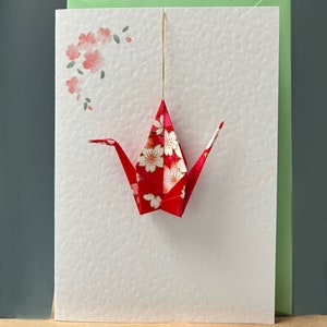 Carte de voeux faite main en origami japonais avec grue et ornement suspendu Cadeau et carte dans un papier Yuzen japonais