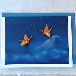 Carte de voeux faite main deux grues en origami avec ciel nocturne et étoiles du mont Fuji