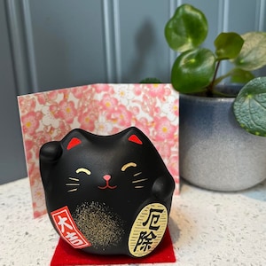 Chat porte-bonheur noir japonais Maneki Neko à protéger avec passe-partout et carte d'exposition. Feng Shui.