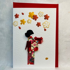 Handgemachte Karte Japanisches Origami Maiko und Geschenk mit rotem Yuzen Washi Papier mit schwimmenden goldenen und roten Sakura-Blüten