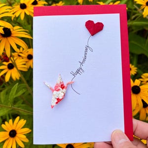 Handgemachte Karte - Origami-Kranich, rosa und rote Blüte, Herzballon - 'Happy Birthday' für einen besonderen Menschen