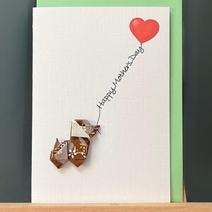 Handgemachte Muttertagskarte Niedliche Origami stehender brauner weißer Hund & rotes Herz Ballon auf japanischem Chiyogami Yuzen Papier für Hundeliebhaber A6