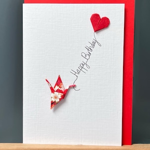 Geburtstagskarte Origami Kranich handgemacht, japanisches Chiyogami Papier, Sakura Design, roter Origami Herzballon für jemand Besonderen, A6 size