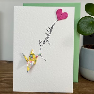 Handgemachte Grußkarte Origami gelber Kranich und Herzballon 'Herzlichen Glückwunsch'