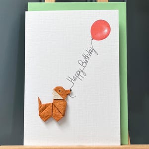 Handgemachte Happy Birthday Karte Origami stehender brauner Hund Maulbeerbaumpapier und roter Ballon für Hundeliebhaber