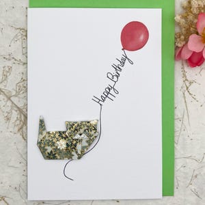 Carte d'anniversaire faite main origami mignon chat tigré gris Yuzen Chiyogami japonais papier tricolore colombe gris bleus et ballon rouge pour les amoureux des chats A6