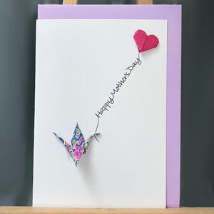 Muttertagskarte Origami Kranich handgemachtes japanisches Chiyogami Yuzen Papier lila floral Origami cerise rosa Herz Maulbeerpapier A6