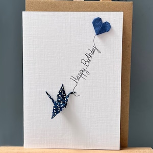Carte d'anniversaire faite main - Grue en origami, bleu marine et blanc, ballon coeur bleu - « Happy Birthday »