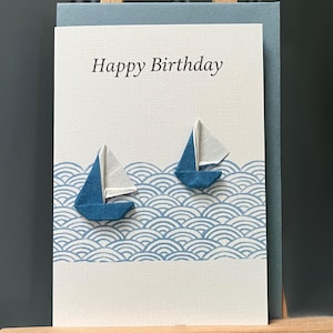 Handgemachte Geburtstagskarte Origami Segelboote Japanisches Blau Folk Papier über Seigaiha Wellen der blauen ruhigen Seesegelfreunde