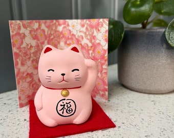 Adorable petit chat porte-bonheur japonais rose pour l'amour et le bonheur